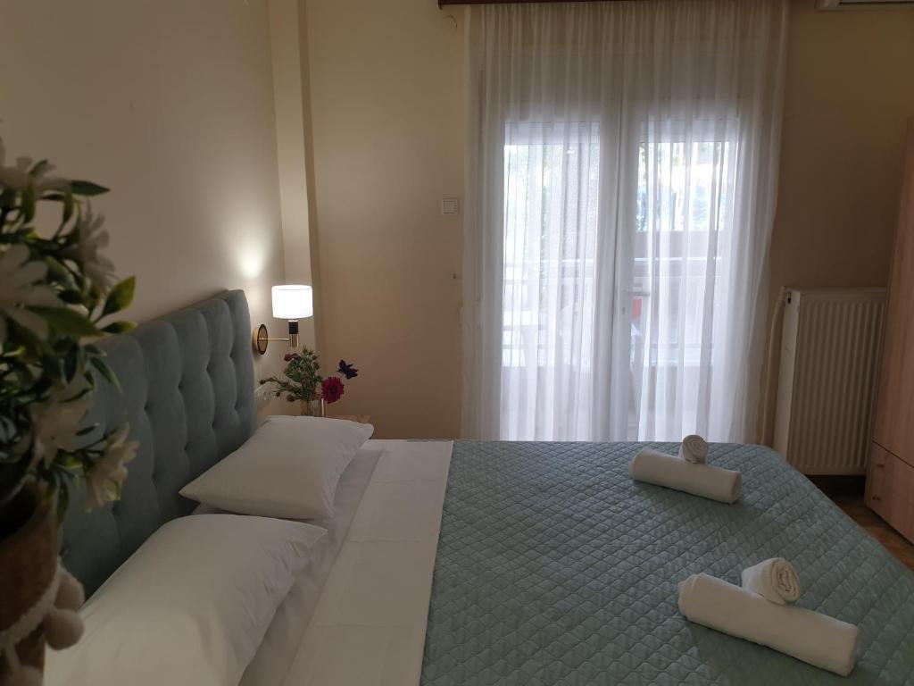 帕拉利亚卡泰里尼斯Villa Vienni的一间卧室配有一张带两个白色蜡烛的床。