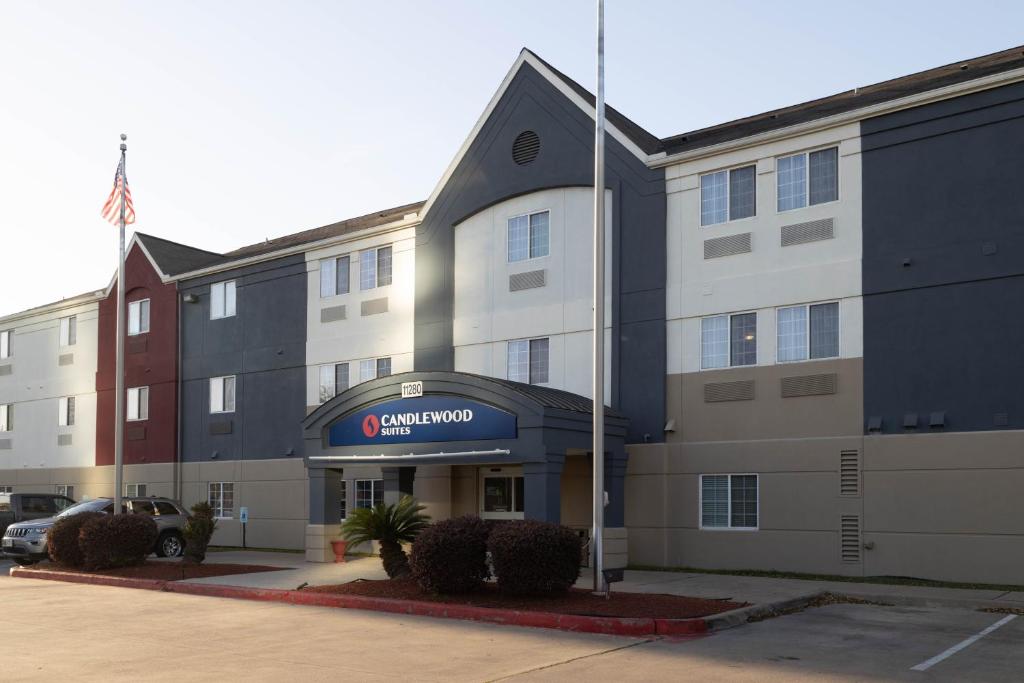 休斯顿Candlewood Suites Houston Westchase - Westheimer, an IHG Hotel的进入酒店入口的 ⁇ 染