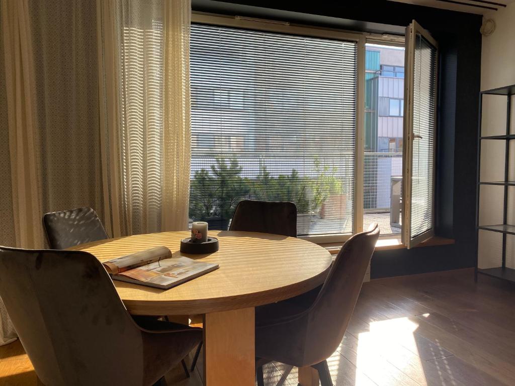 塔林Kaupmehe Terrace Apartment, free parking的餐桌、椅子和大窗户