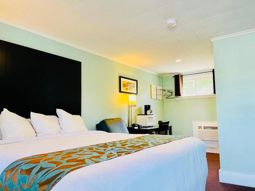 威尔斯Wells Moody Motel的酒店客房设有一张大床和一张书桌。