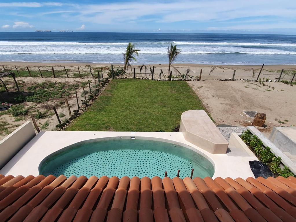 锡瓦塔塔内霍New Beachfront Villa in Playa Blanca的海边的游泳池