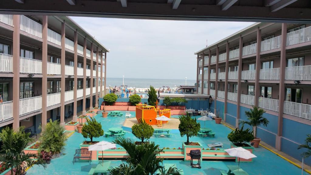 大洋城旗舰海滨酒店的享有带游泳池的建筑景致