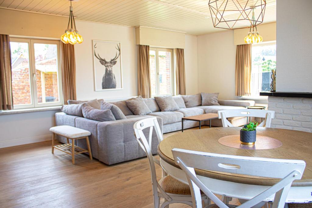 WingeneDe Lammersdamhoeve的客厅配有沙发和桌子