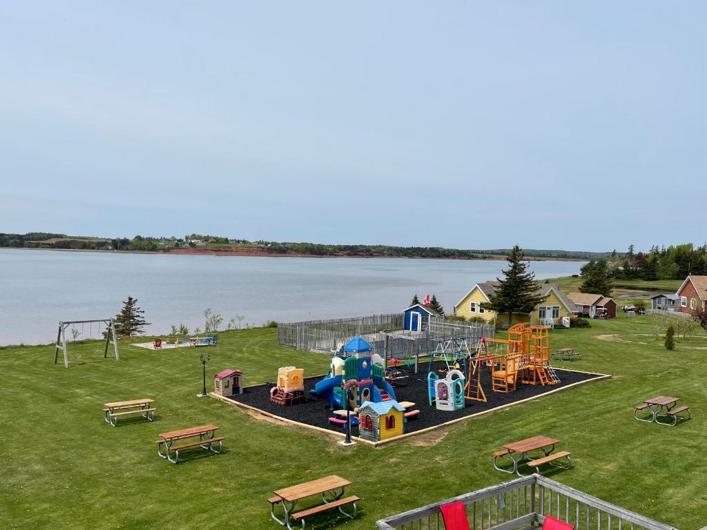 Stanley Bridge海滩清风别墅的一个带游乐场的公园,配有游戏设备