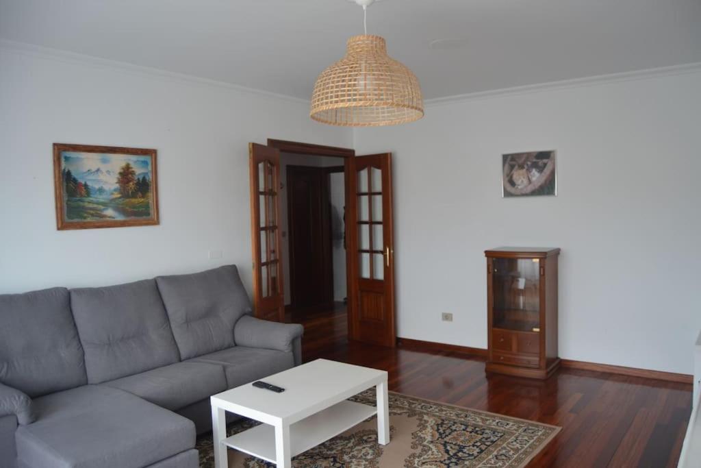 卡瓦尼亚斯Precioso apartamento de 3 habitaciones en Cabañas.的客厅配有沙发和桌子
