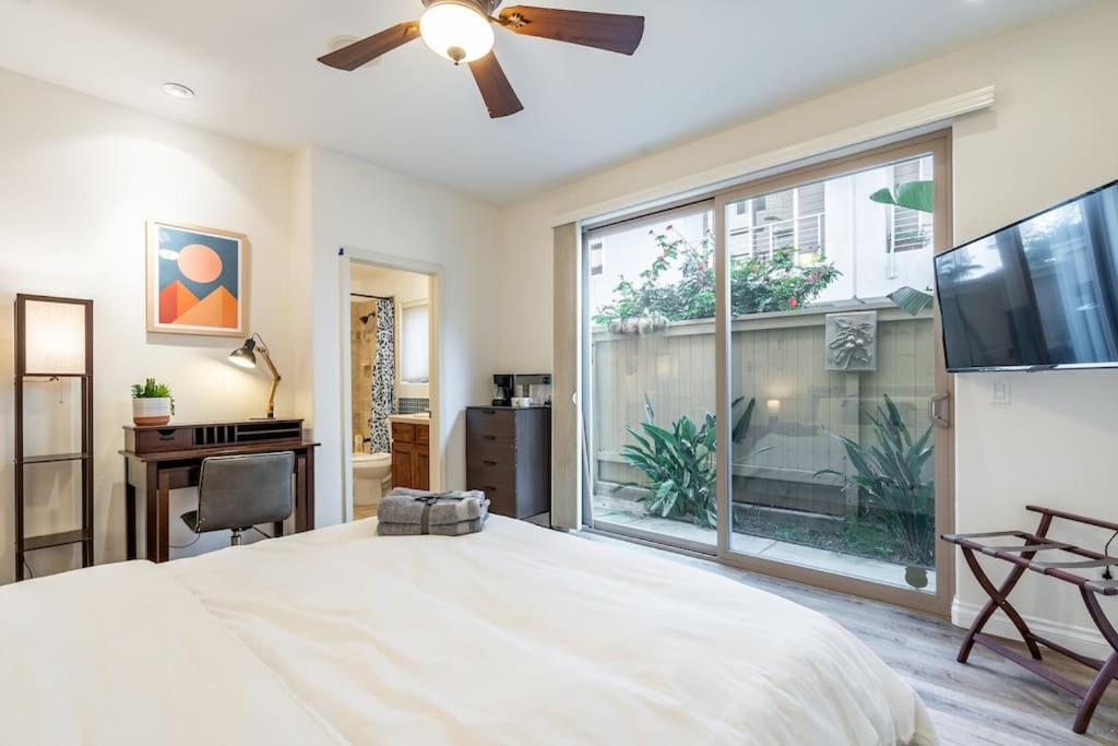 圣地亚哥The San Diego Studio - Free Parking的一间卧室设有一张大床和一个大窗户