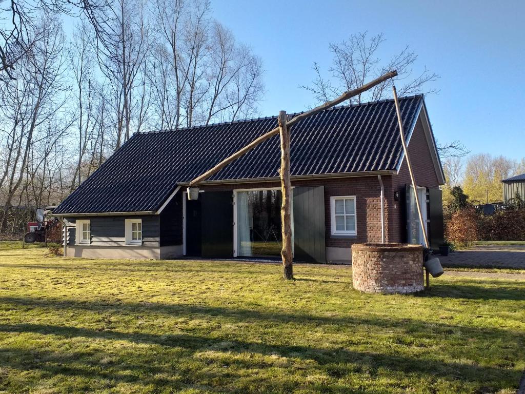 LiempdeDe Donksehoeve的院子中一座金属屋顶的房子