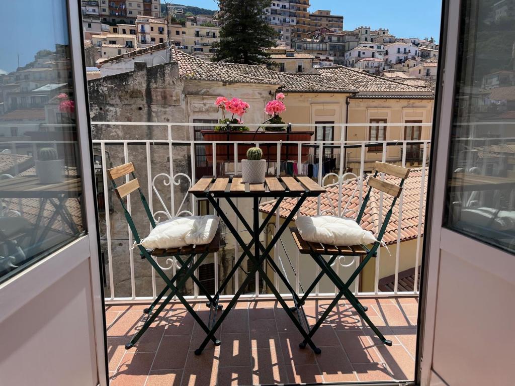 皮佐Pizzo Central House的美景阳台配有桌椅