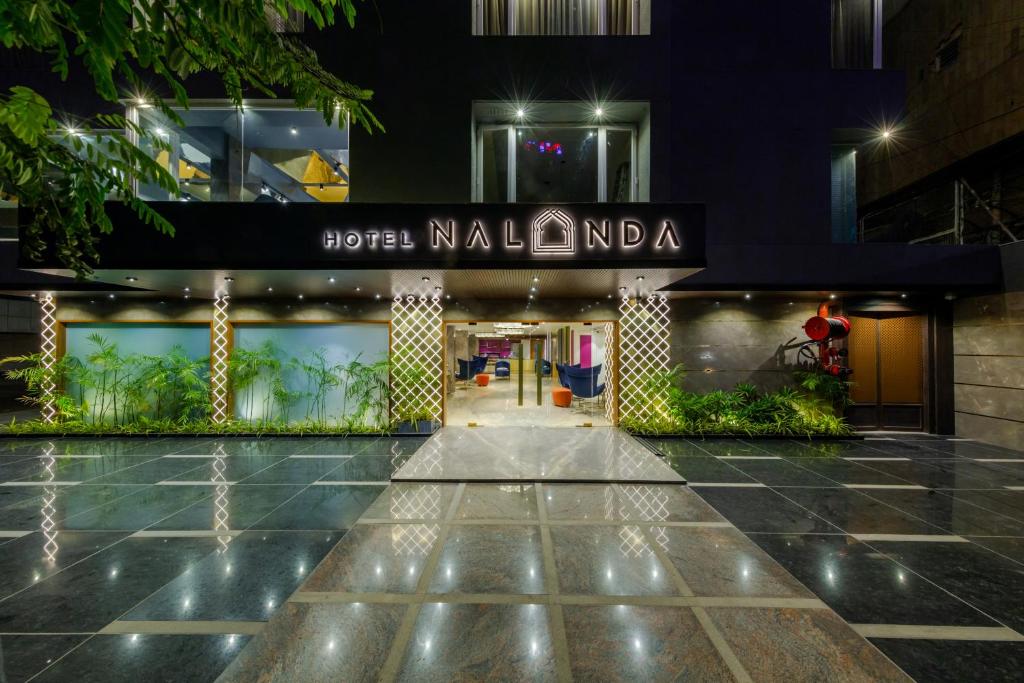 艾哈迈达巴德那兰陀酒店的带有读取更高麦芽的标志的建筑