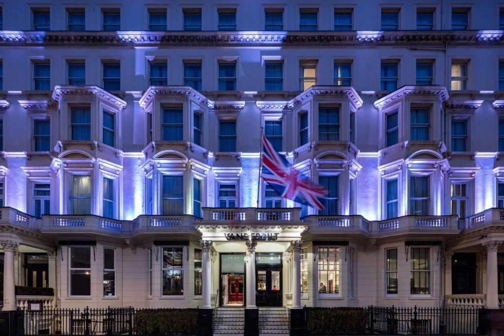 伦敦Radisson Blu Vanderbilt Hotel, London的前面有英国国旗的建筑