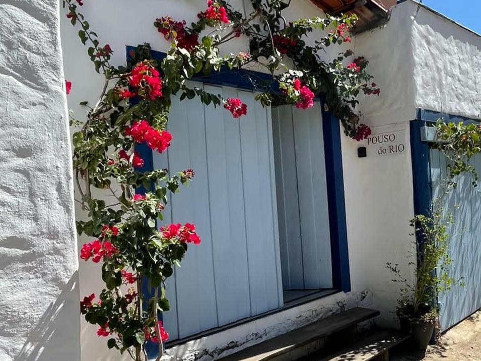 皮雷诺波利斯Pouso do Rio的建筑物一侧有鲜花的门
