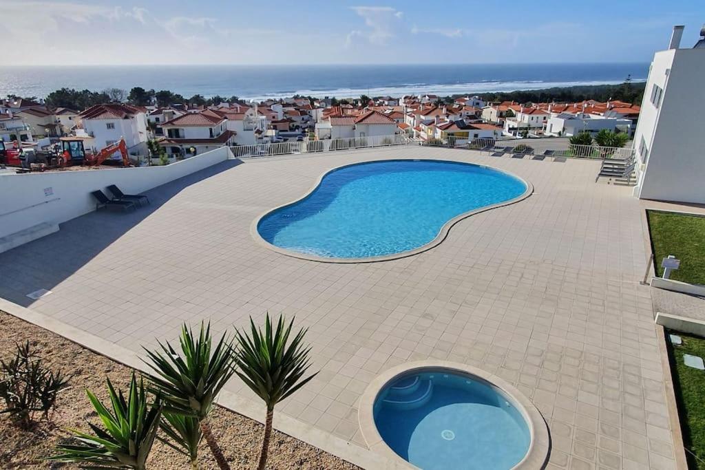 纳扎雷Brisa do Mar Ap.的一座房子庭院里的大型游泳池