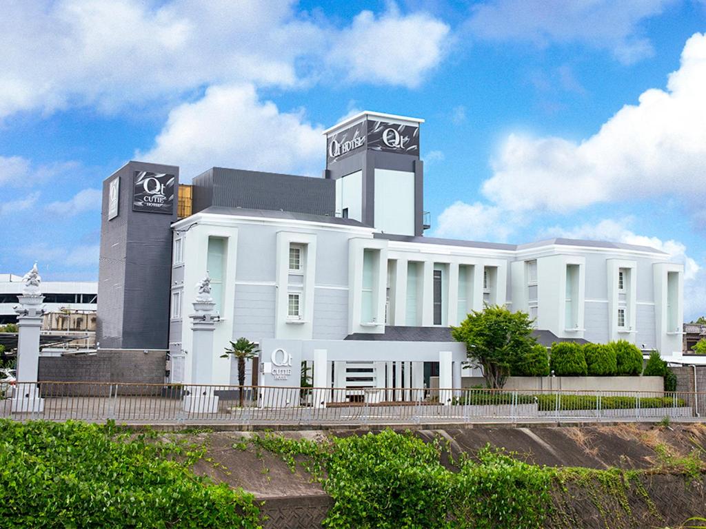 堺市QT仙北酒店（仅限成人） 的白色的建筑,上面有标志