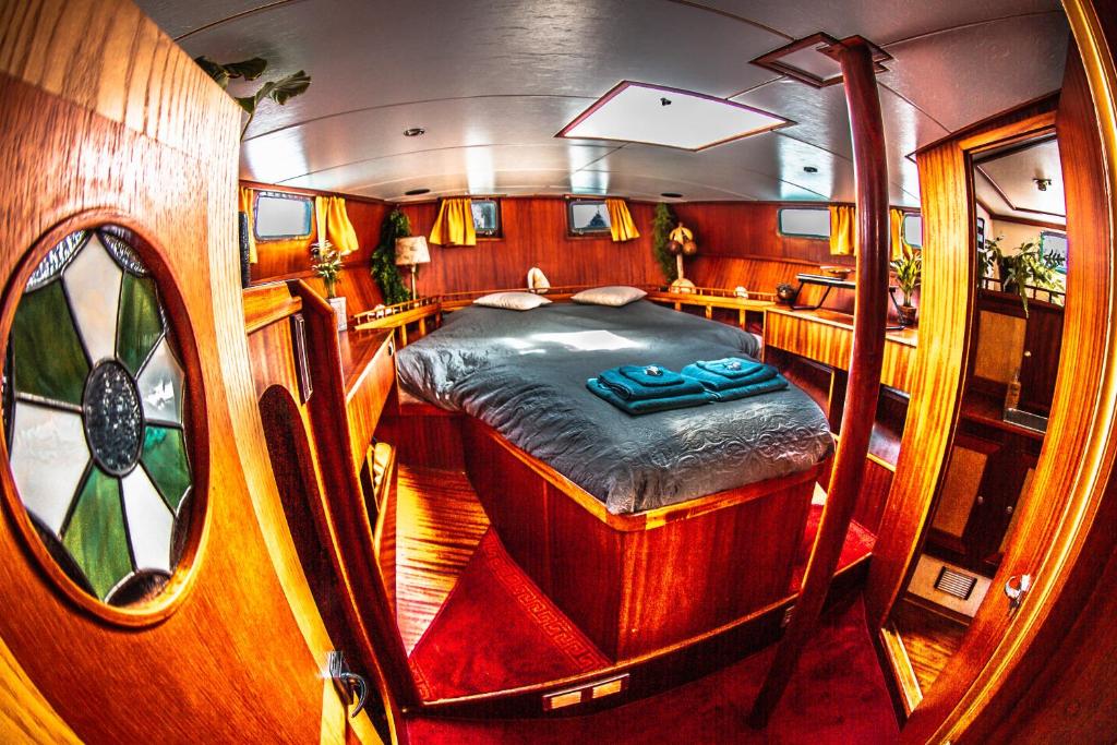 弗利辛恩Zeilschip Lucia的小房间,船上有床