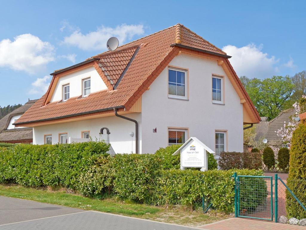 奥斯赛拜-塞林Haus am See - Apt. 01的白色房子,有棕色的屋顶