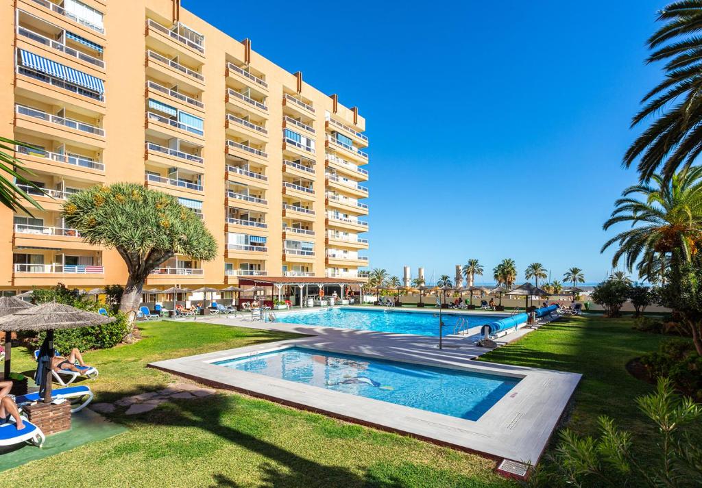 福恩吉罗拉普里丰希罗拉公寓酒店的一座带游泳池和大型建筑的度假村