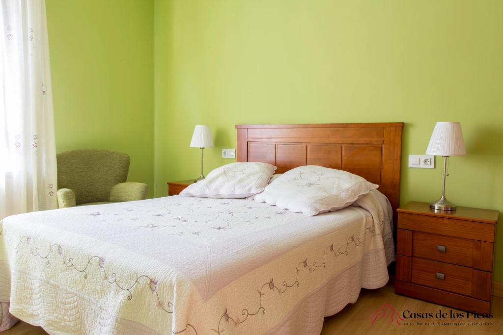 科隆布雷斯Apartamento el Peral A的卧室配有一张带白色床单和枕头的大床。