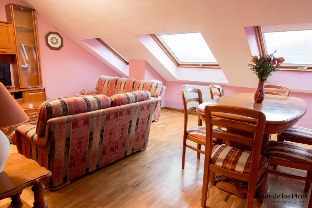 温克拉Mar Cantabrico的客厅设有天窗和桌椅。