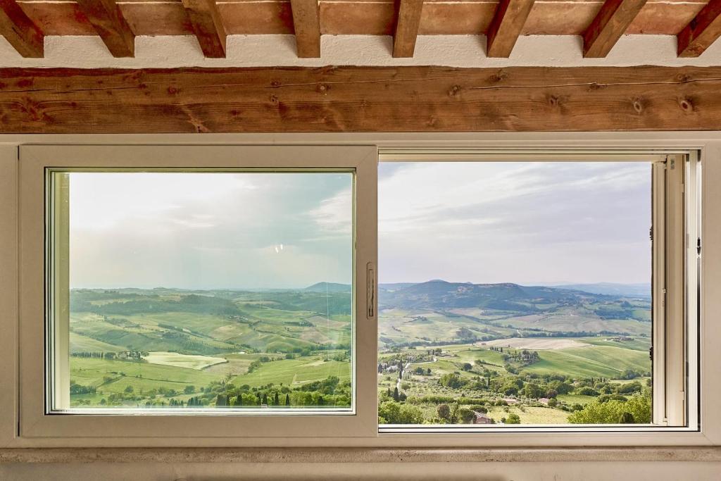 蒙特普齐亚诺La finestra - centro storico Montepulciano, casa panoramica.的客房享有乡村美景,设有窗户。