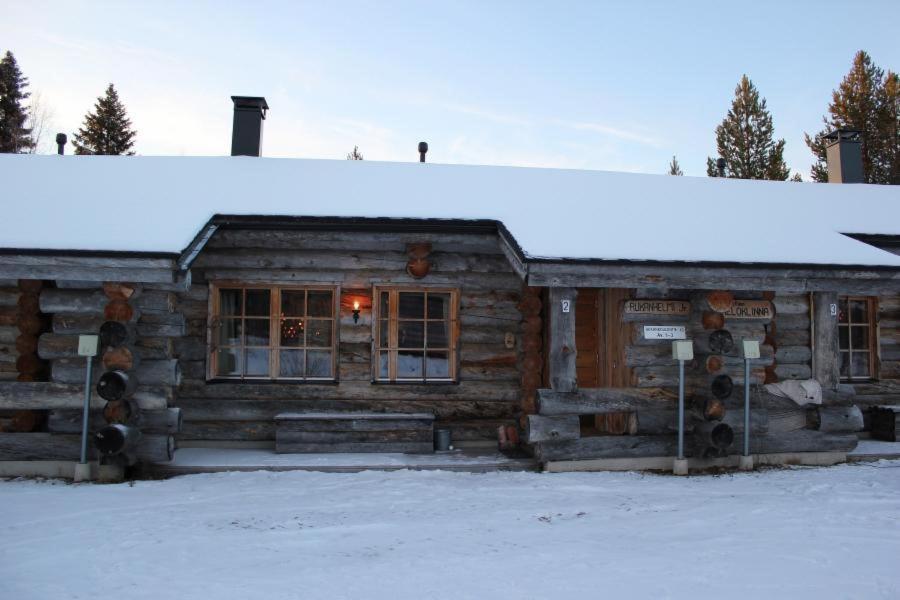 鲁卡Rukanhelmi jr.的小木屋,屋顶上积雪