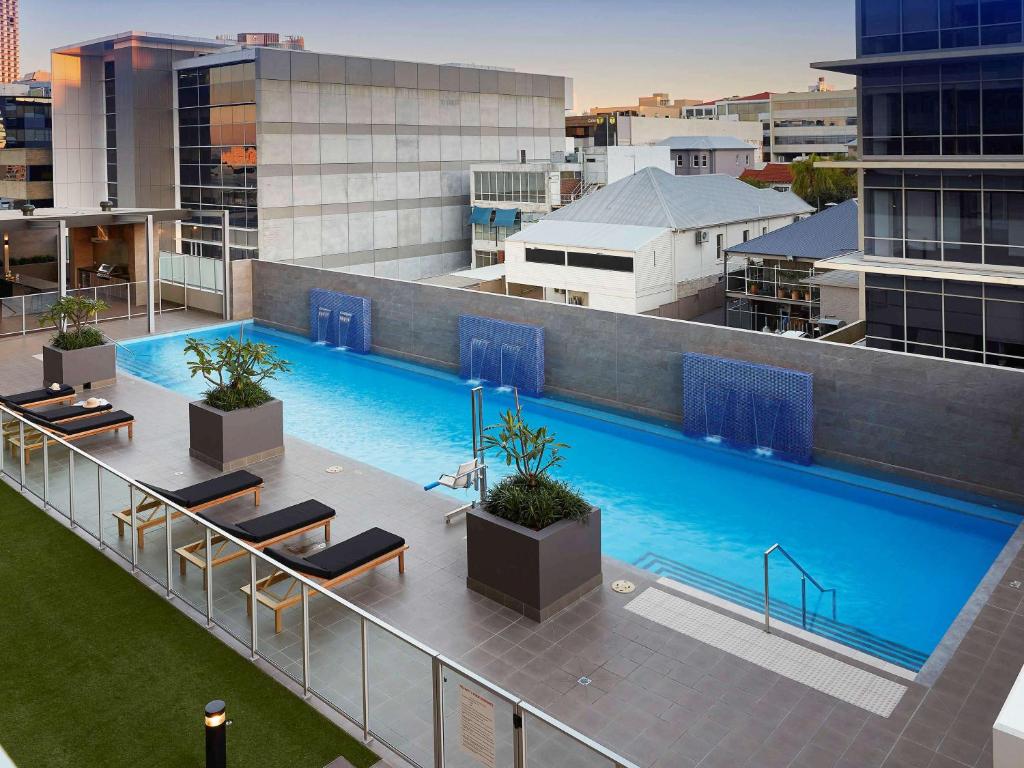 珀斯西珀斯塞贝尔公寓式酒店的大楼内大型游泳池的顶部景色