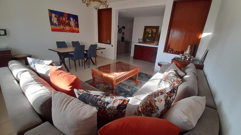 拉巴特Adarissa House的客厅配有沙发和桌子