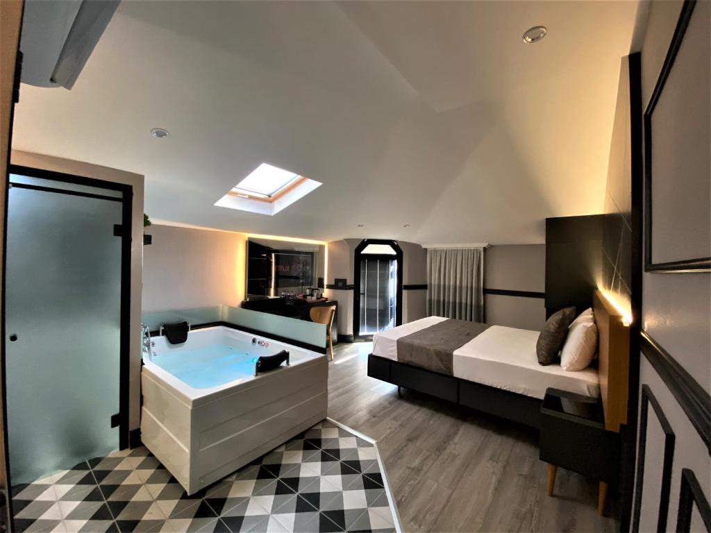 伊斯坦布尔Confores Hotel的客房内的浴室设有床和浴缸