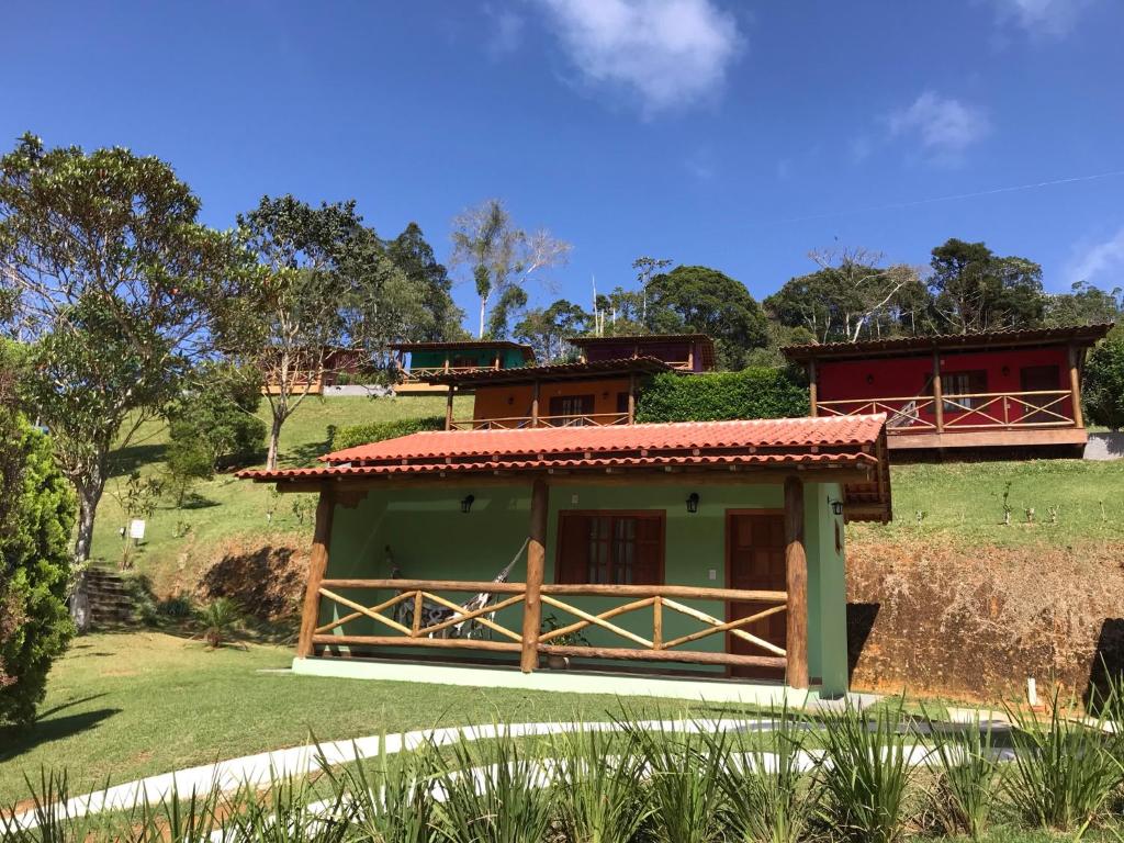 多明戈斯马丁斯Recanto da Roca的田野旁的一座小房子,有栅栏