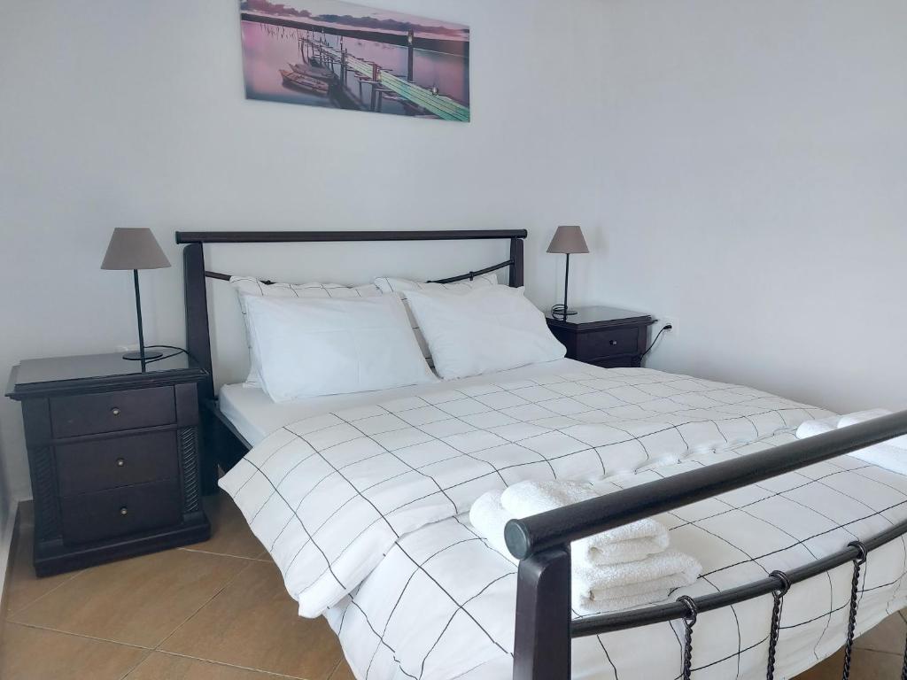 科帕罗Blue View的一间卧室配有一张带2个床头柜和2盏灯的床。