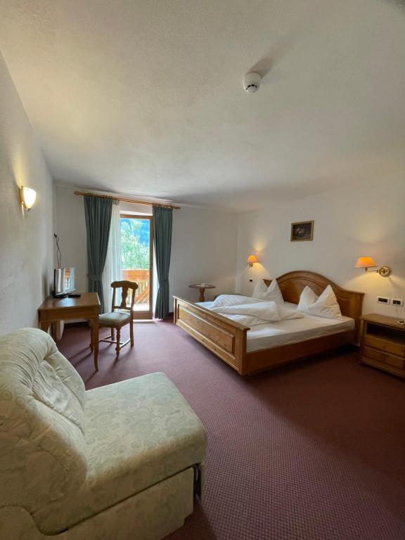 坎波迪特伦斯拉奇酒店的酒店客房,配有两张床和椅子