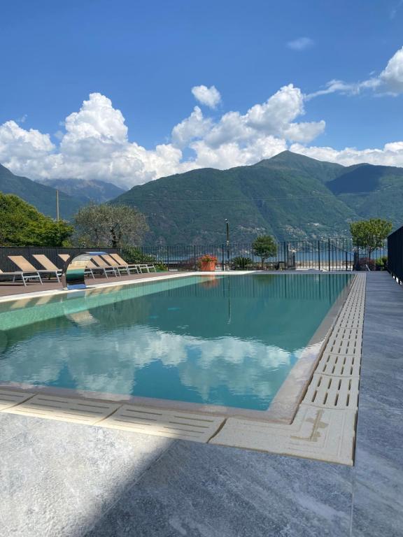 圣西罗索尔酒店的一个带椅子的游泳池,背景是山脉
