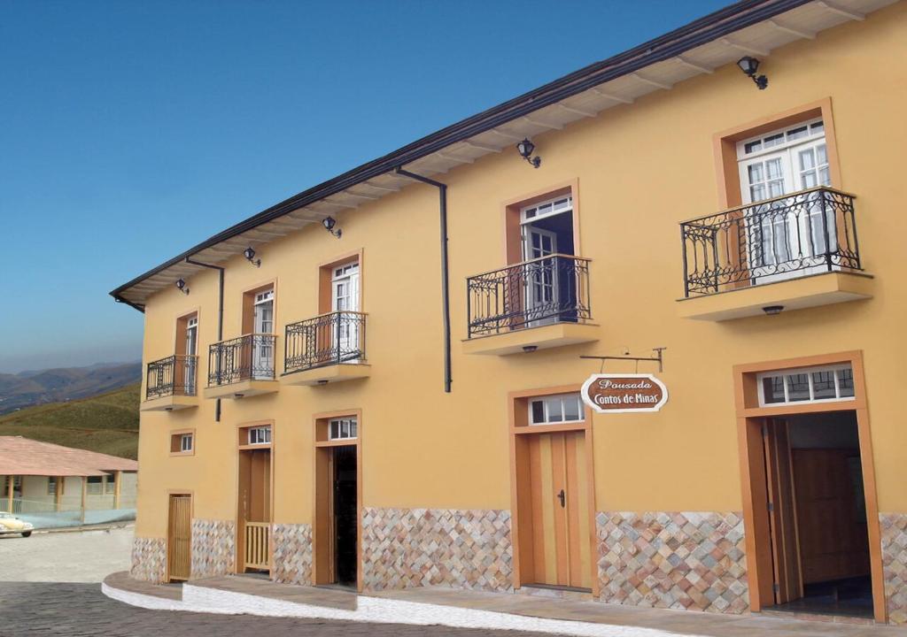 马里亚纳米纳斯传说旅馆的黄色的建筑,上面设有阳台