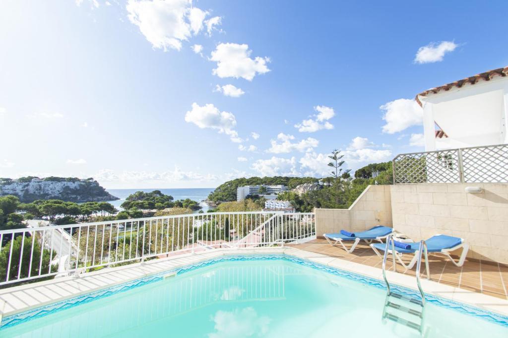 卡拉加尔达纳Casa Febrer by Sonne Villas的一个带海景阳台的游泳池