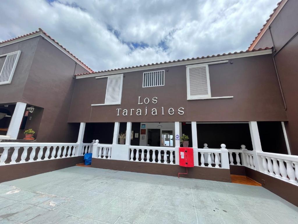 巴耶格兰雷伊Apartamentos Los Tarajales的带有读取 ⁇ 玛勒符号的建筑物
