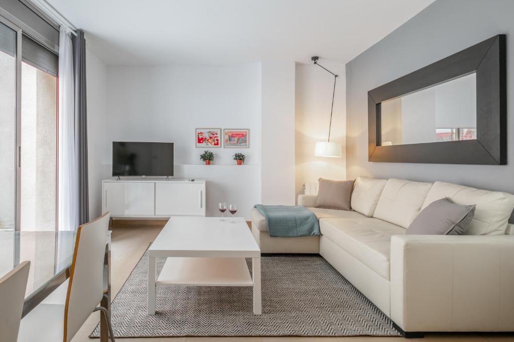 巴塞罗那Inside Barcelona Apartments Salva的白色的客厅配有白色的沙发和桌子