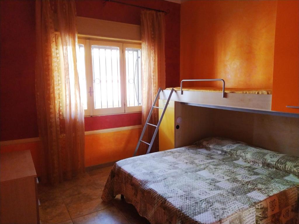 托雷拉皮罗Casa Vacanze da Antonio的一间卧室配有双层床和窗户。