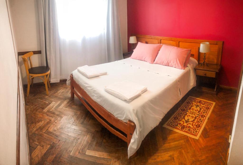 乌斯怀亚穆斯塔皮克酒店的一间卧室设有一张红色墙壁的大床