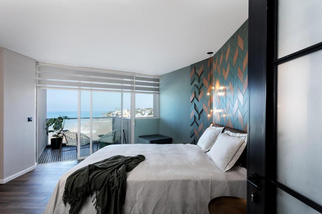 荷兹利亚Seaview Stylish Apartment with Balcony的一间卧室配有一张床,享有海景