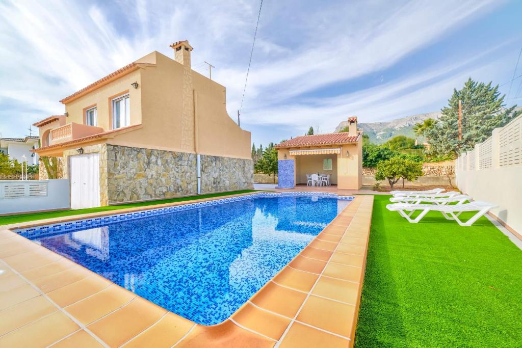 卡尔佩Villa Benicolada - PlusHolidays的一座带游泳池和房子的别墅