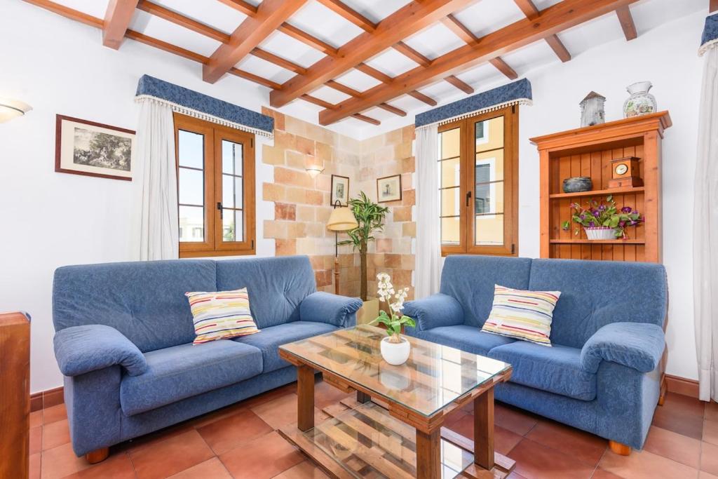 休达德亚SA FONT 45的客厅配有2张蓝色的沙发和1张桌子