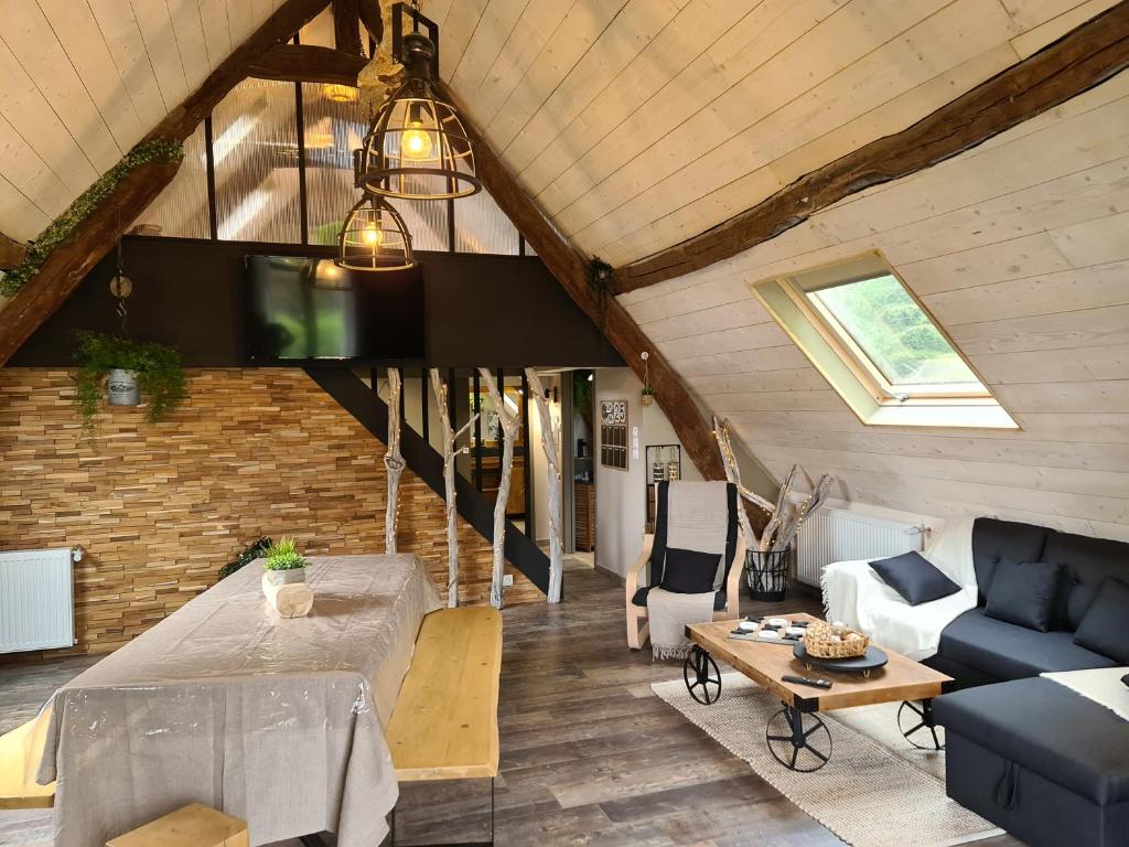Arrens-Marsousgîte le gabizos avec bain nordique et sauna en pleine montagne的客厅配有沙发和桌子