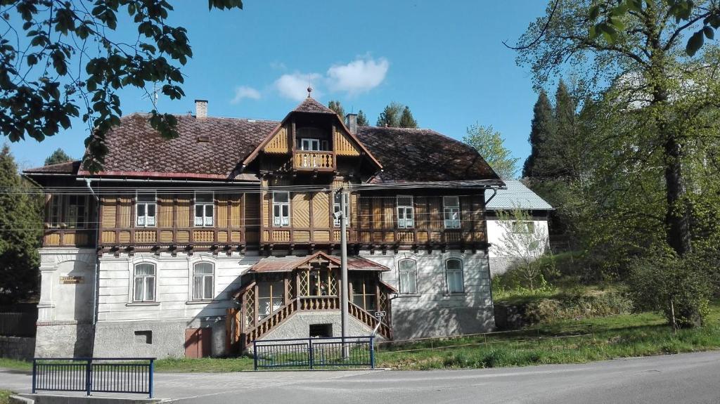 兹拉特霍里středisko Doubrava的一座带木屋顶的古老房子