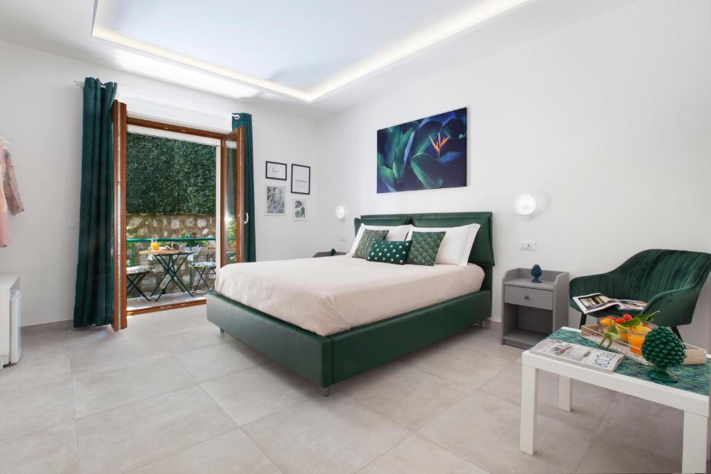 索伦托Millie's Place Sorrento的一间卧室配有一张床和一张沙发