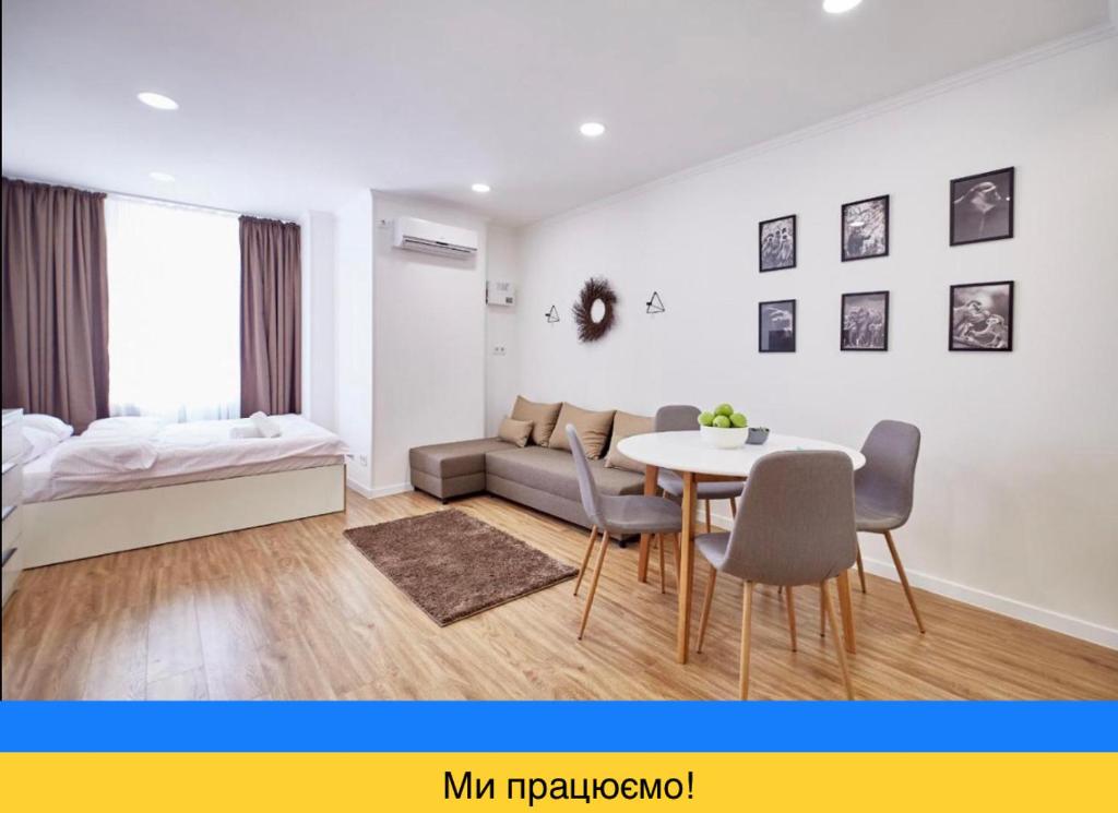哈尔科夫Nordian的客厅配有床和桌椅