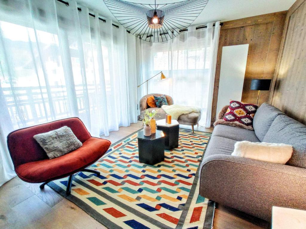 莱热Appartement Les Gets, 4 pièces, 6 personnes - FR-1-598-78的客厅配有沙发和椅子,位于地毯上