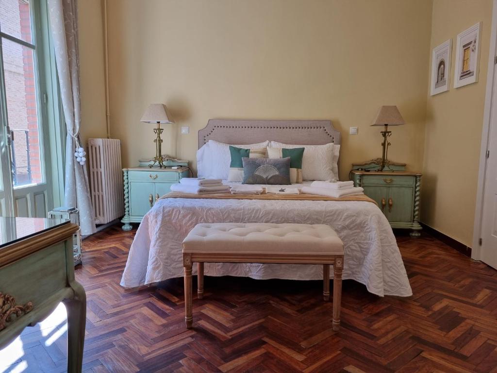 阿尔卡拉德荷那利斯Casa de Lorca的一间卧室设有一张大床,铺有木地板
