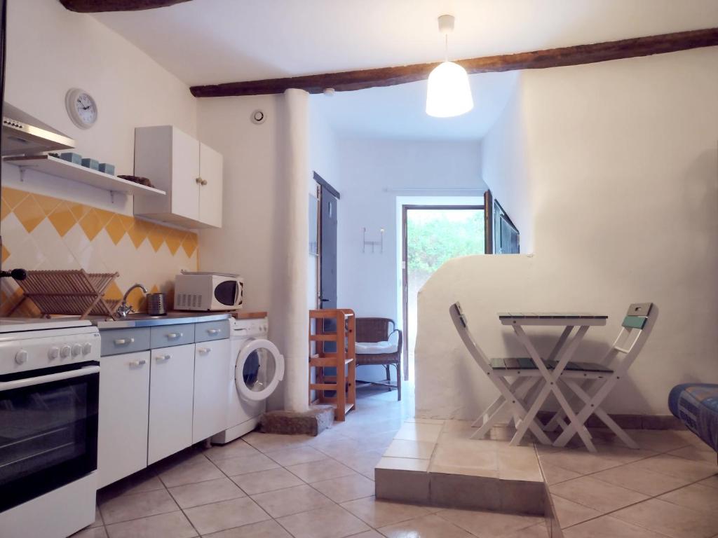 里耶Studio Genêt Verdon Provence的厨房配有炉灶和桌子。