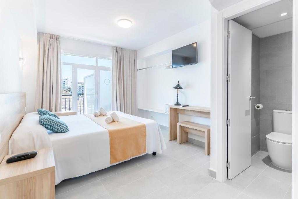伊维萨镇Suncoast Ibiza Hotel - Adults Only -的一间酒店客房 - 带一张床和一间浴室