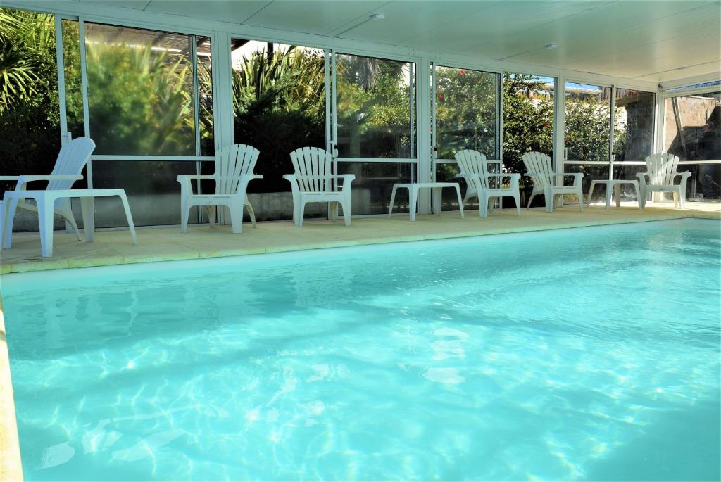 皮里亚波利斯旧金山梯田公寓式酒店的一组椅子和一个游泳池