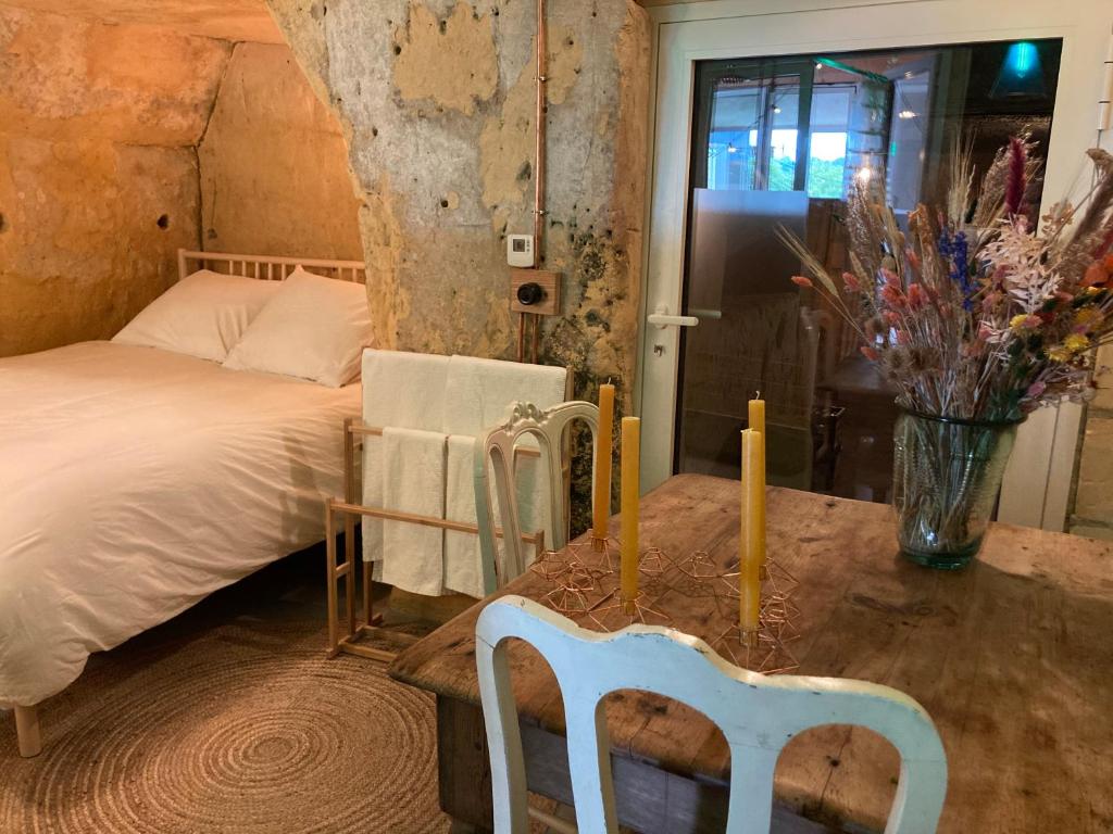 里姆斯特Tesi Eco-suite in Mergelgrot的一间卧室配有一张床和一张桌子及椅子